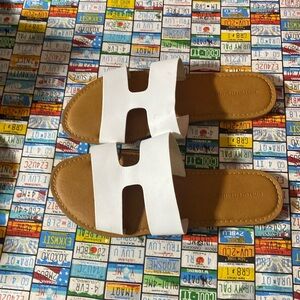 Amazon Essentials Women’s Sandals Size 9.5 White Slip-On Comfort Flats